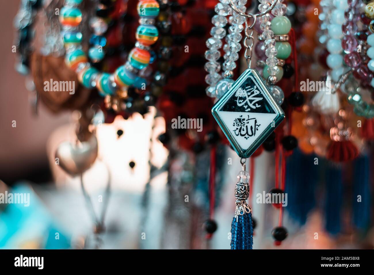 Libre des bijoux avec arabe turc d'écrire des symboles. L'islam musulmans traditionnels Colliers et pendentifs Banque D'Images