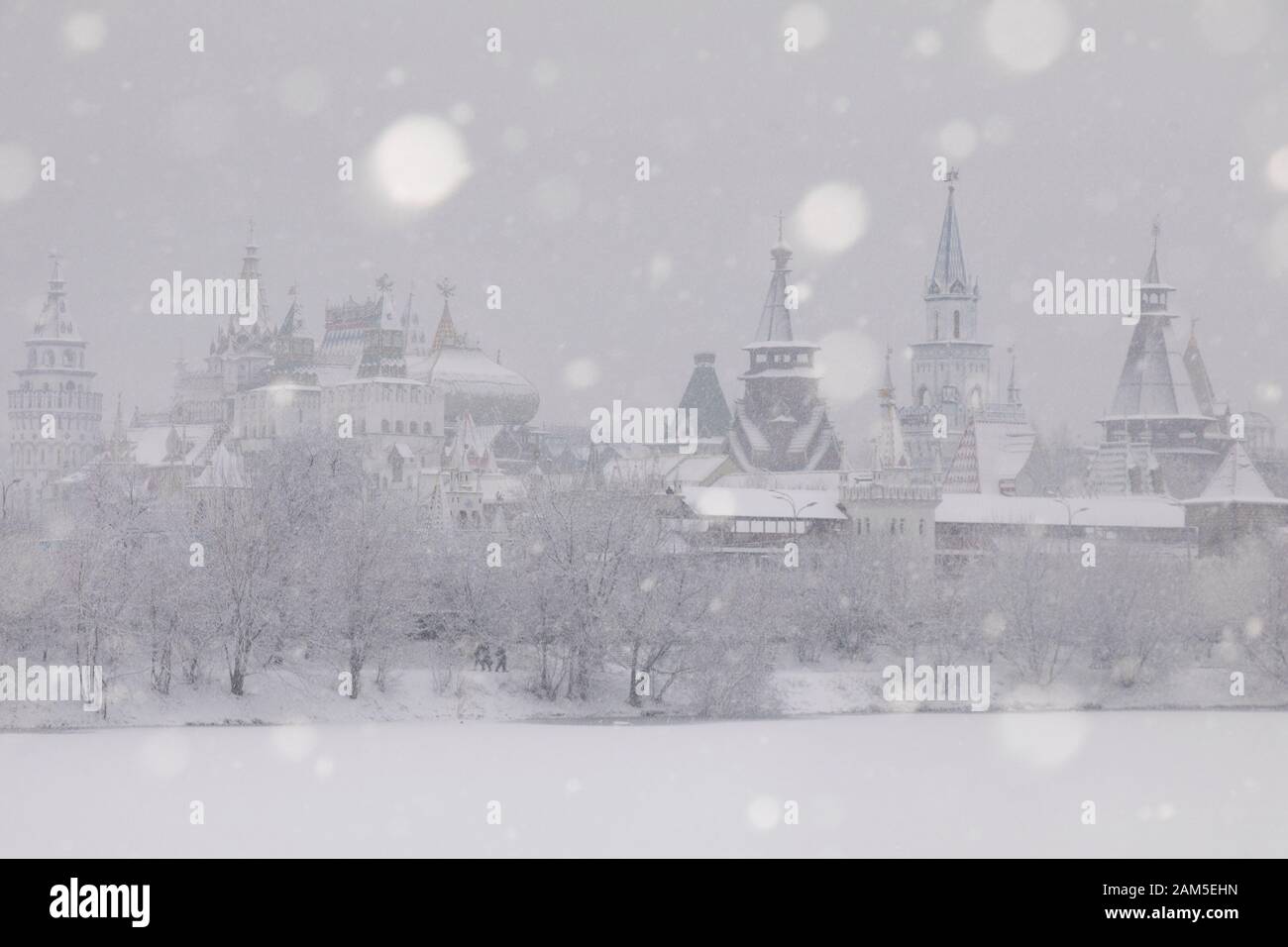 Vue d'hiver de l'Izmailovo Kremlin en district de Moscou lors de neige, Russie Banque D'Images