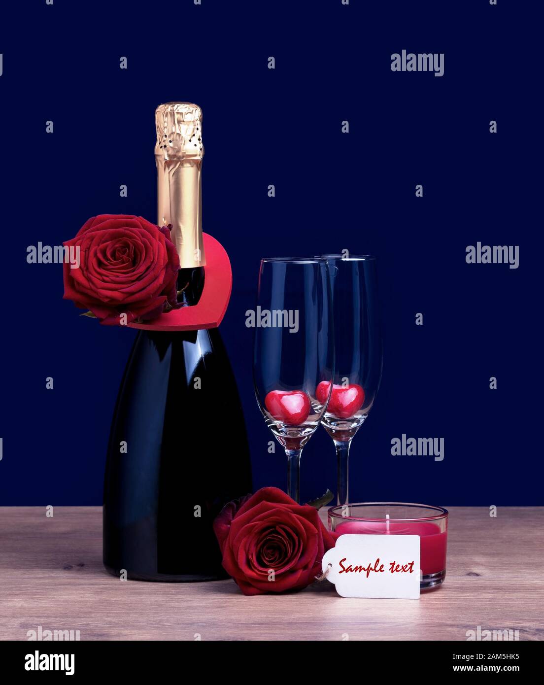 Bouteille de champagne Saint-Valentin deux verres avec coeurs et deux roses. Journée Internationale Des Femmes 8 Mars Concept. Banque D'Images