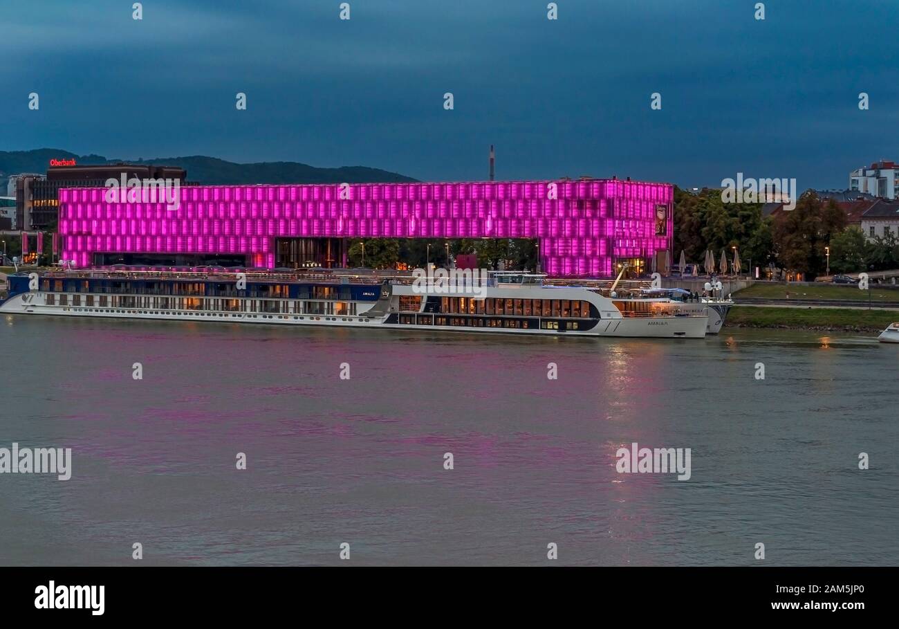 Vue de nuit sur Linz sur les rives du Danube Banque D'Images