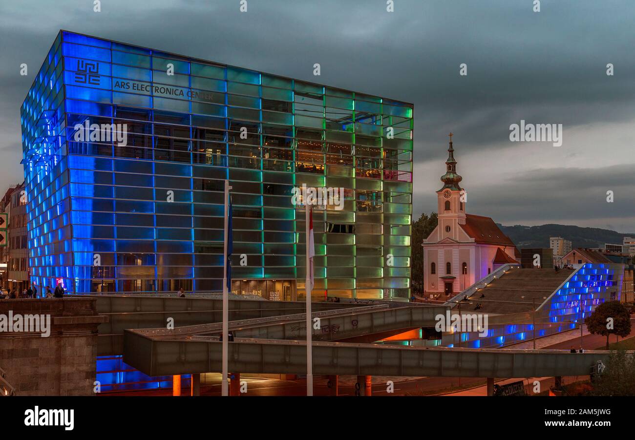 Vue de nuit sur Linz sur les rives du Danube Banque D'Images
