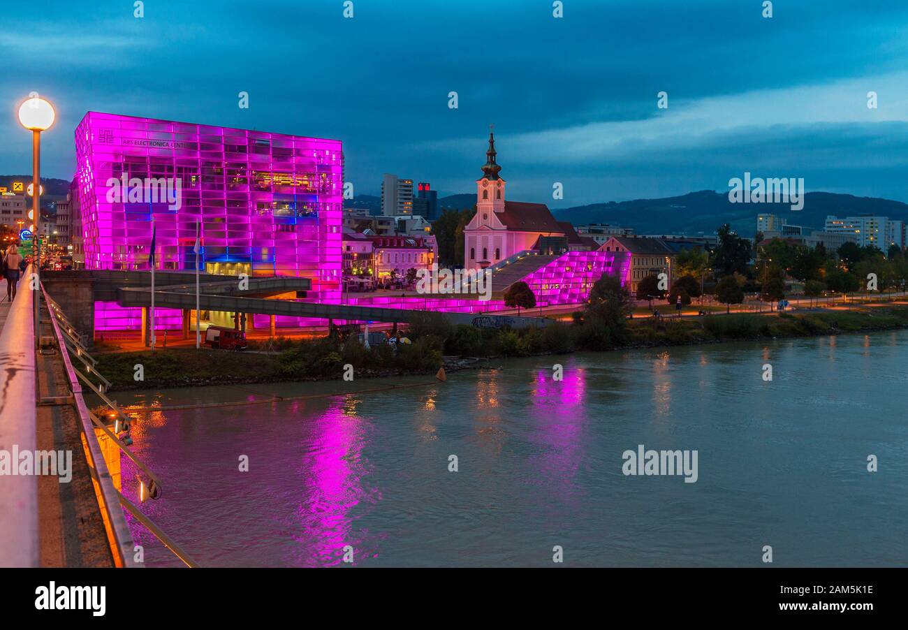 Vue de nuit sur Linz sur les rives du Danube Banque D'Images