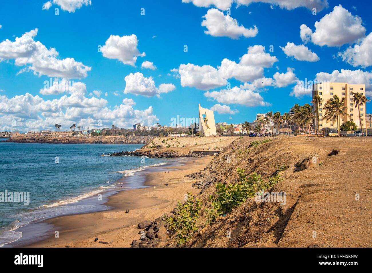 Vue sur la côte de Dakar, Sénégal, Afrique. C'est une belle longue plage et en arrière-plan vous pouvez voir les bâtiments et les palmiers et un Banque D'Images