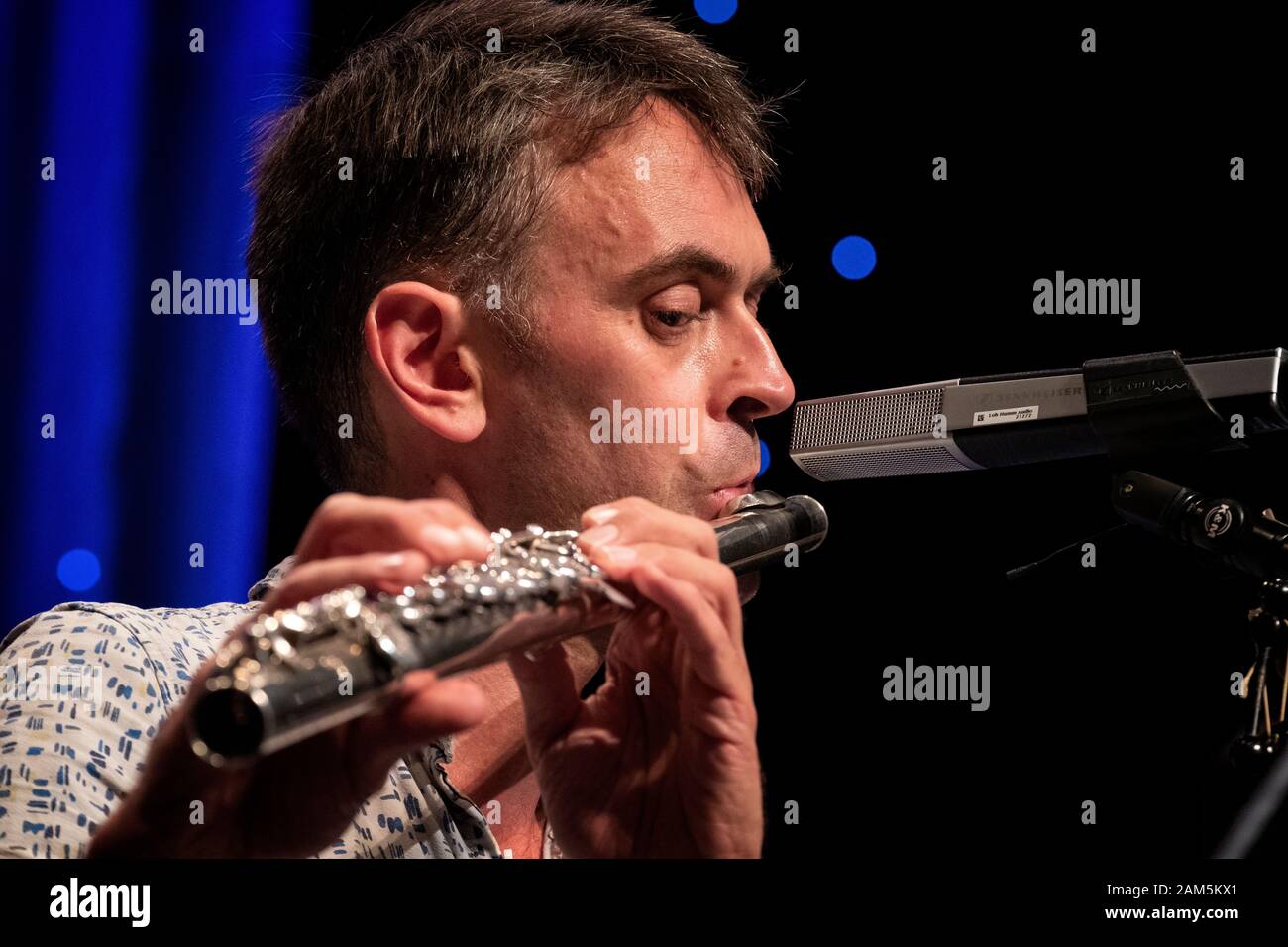 Gareth Lochrane solooing on flûte avec Les Partisans, Scarborough Jazz Festival 2019 Banque D'Images