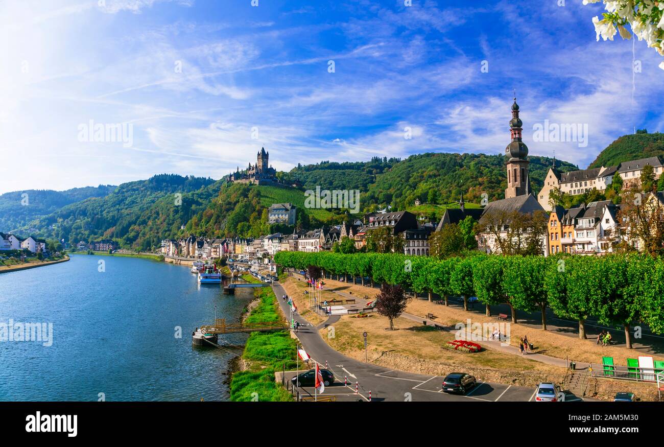 Sites touristiques et voyages en Allemagne - magnifique ville médiévale Cochem, populaire pour la croisière sur le fleuve Banque D'Images