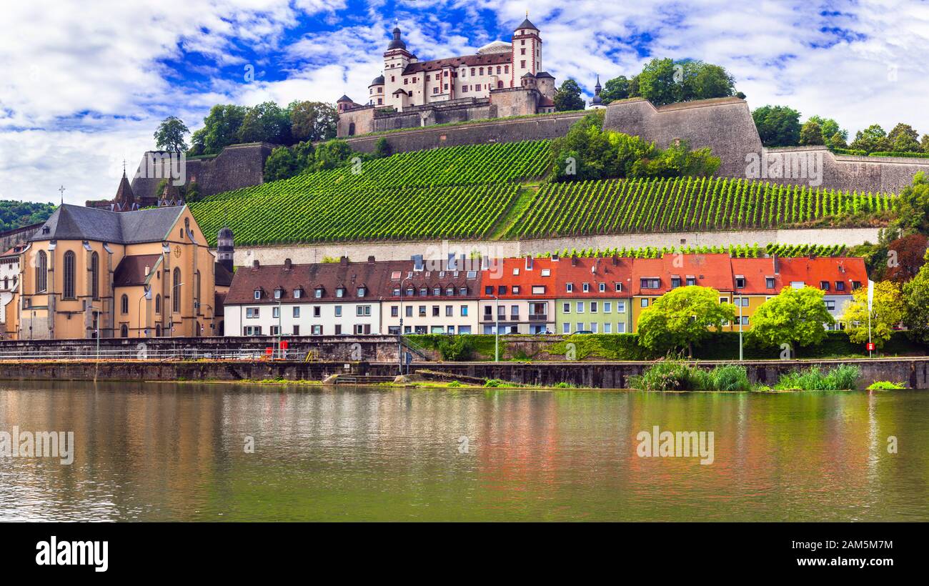Belle vieille ville de Wurzburg, vue sur les vignes, la rivière et le château, Bavière, Allemagne. Banque D'Images
