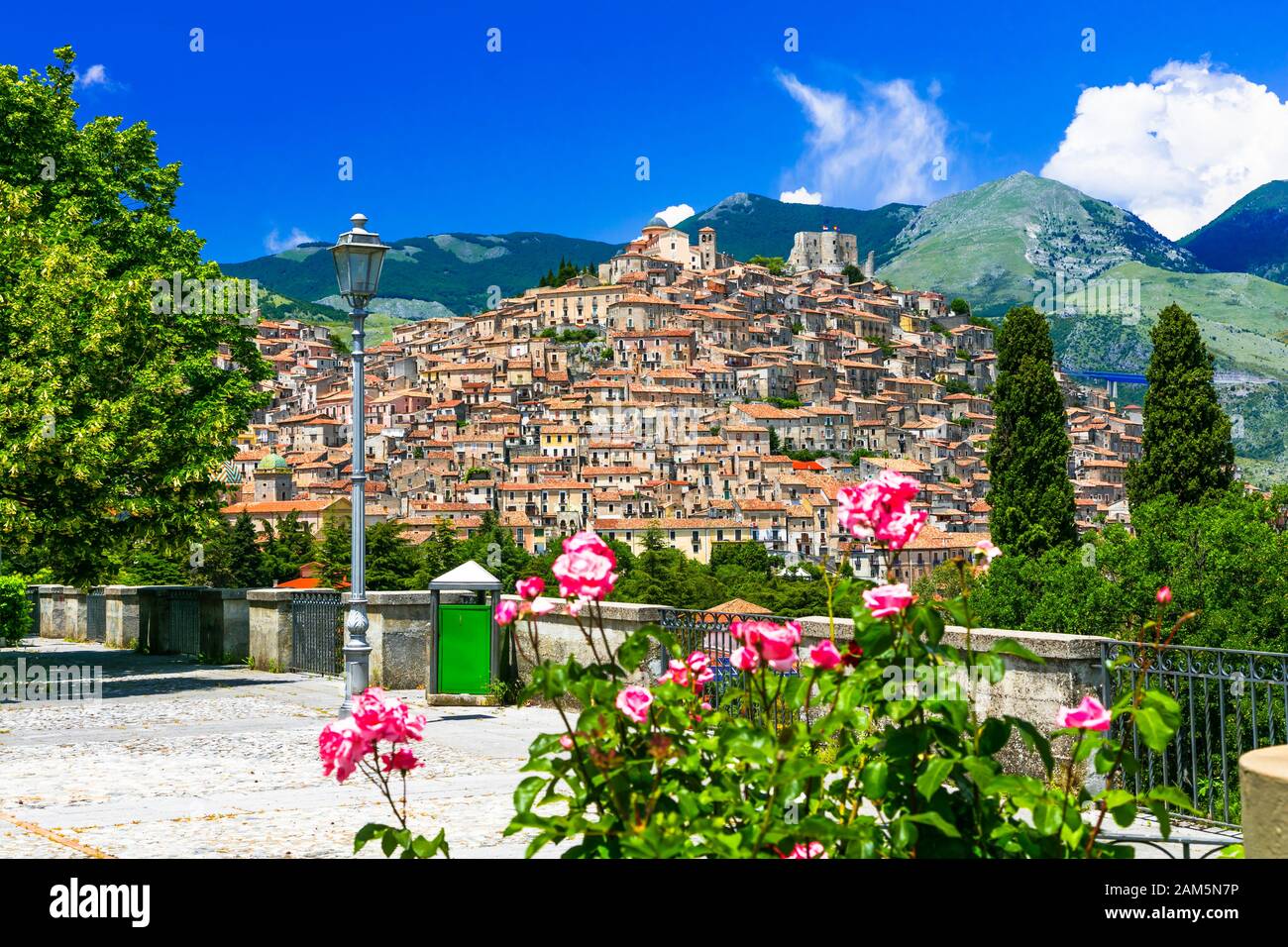 Beau village de Morano Calabro, vue panoramique, Italie. Banque D'Images