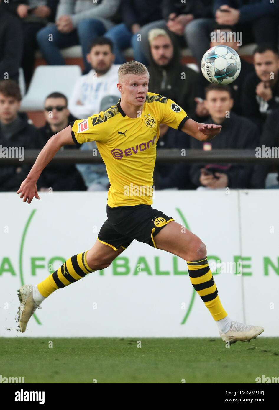 Marbella, Espagne. 11Th Jan, 2020. Soccer : Bundesliga, test match dans le camp d'entraînement au Marbella centre Football Stadium, le Borussia Dortmund - FSV Mainz 05. Le nouveau joueur de Dortmund, Erling Haaland, regarde la balle. Credit : Friso Gentsch/dpa/Alamy Live News Banque D'Images