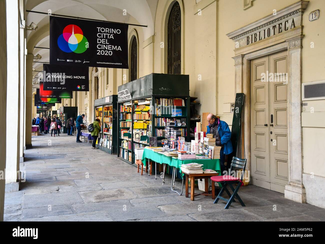 Aperçu du marché du livre de deuxième main sous les arcades De La rue Via po dans le centre historique de Turin avec des gens dans une journée d'hiver, Piémont, Italie Banque D'Images