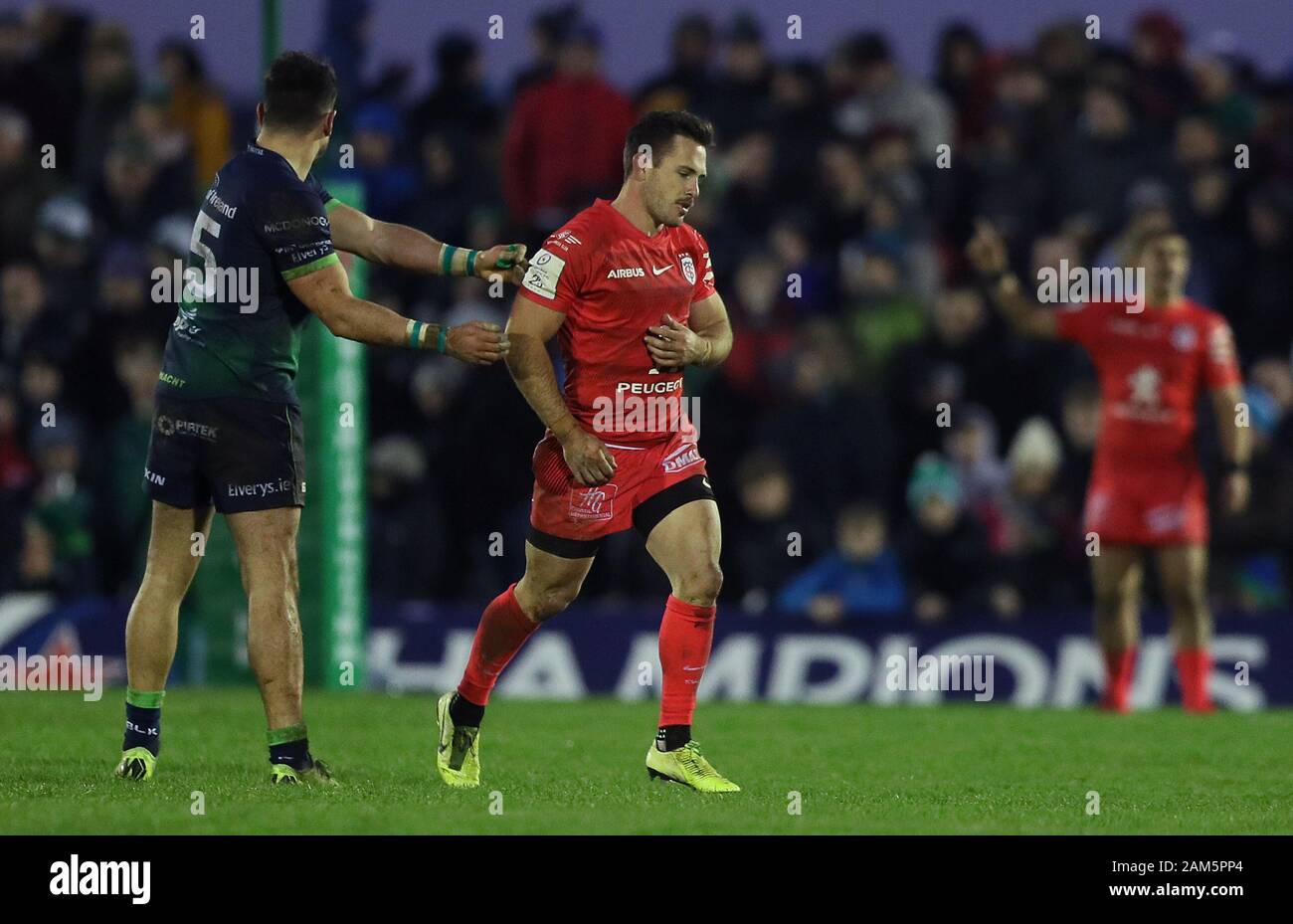 Zack Holmes de Toulouse quitte le terrain après qu'on lui a montré une carte rouge pour un gros match sur Tiernan O'Halleran (à gauche) lors du match de billard de la Heineken Champions Cup cinq au terrain de sport de Galway. Banque D'Images