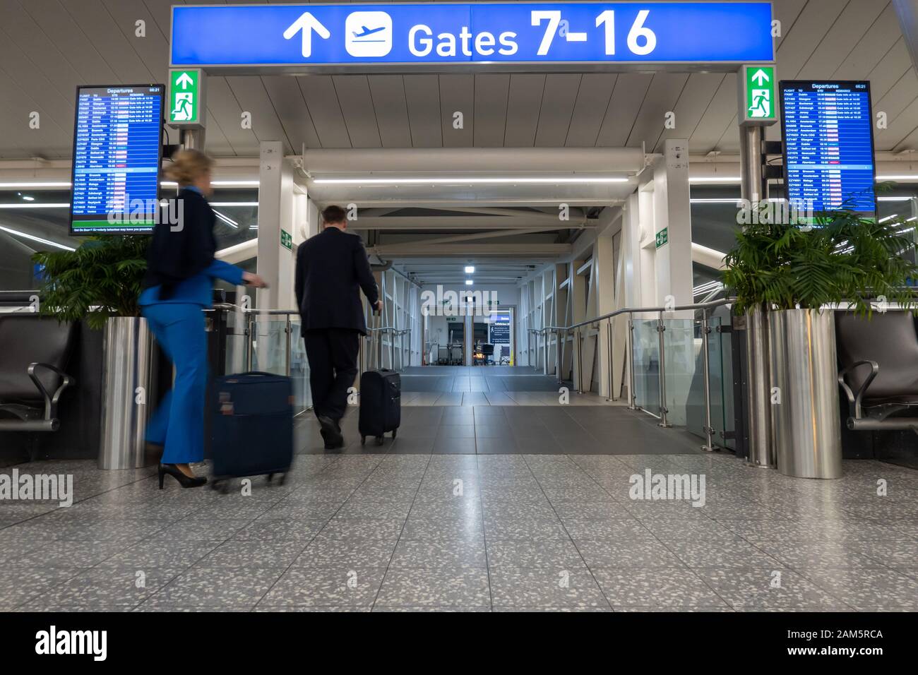 Le pilote et l'équipage de cabine marchent jusqu'aux portes de l'aéroport de Bristol Banque D'Images