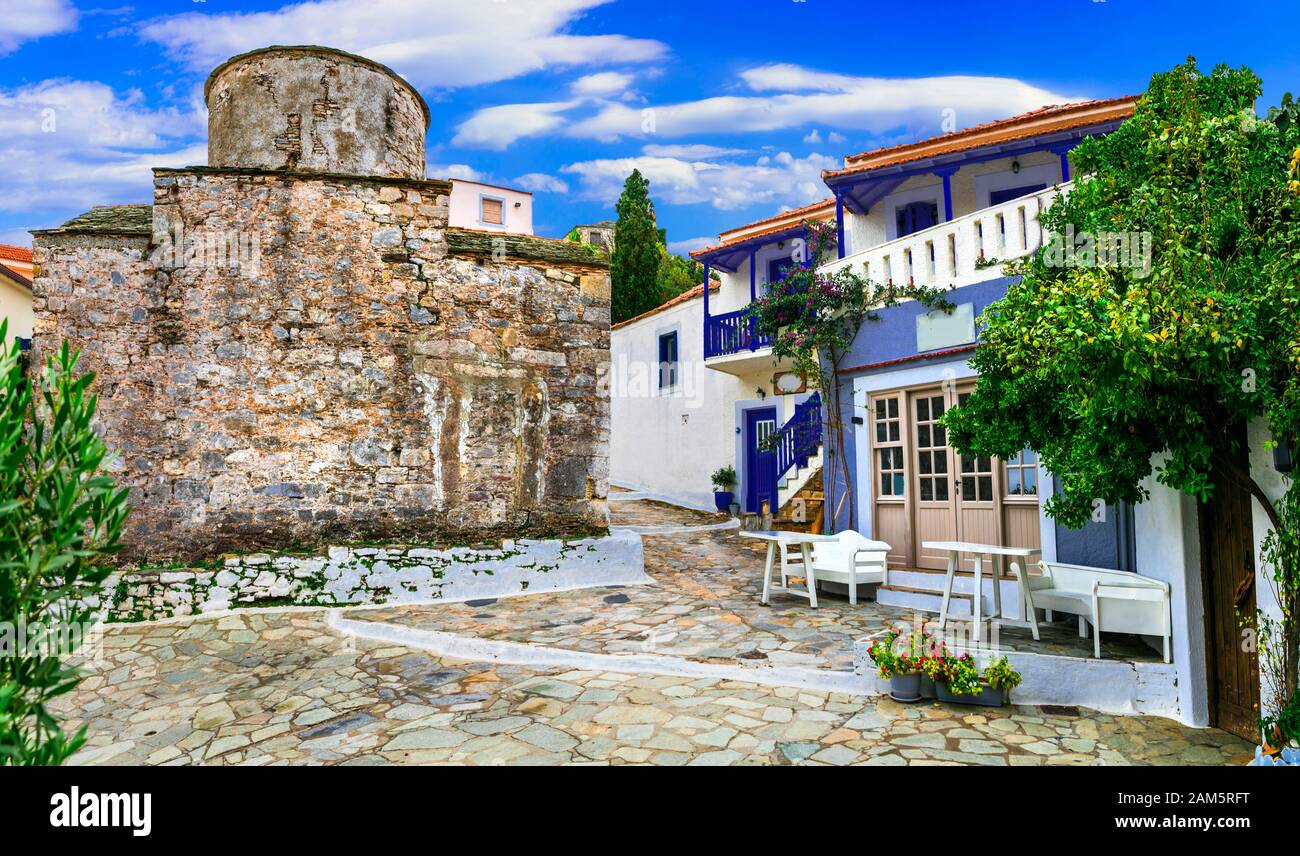 Ancienne église traditionnelle et maisons sur l'île d'Alonissos, Grèce. Banque D'Images