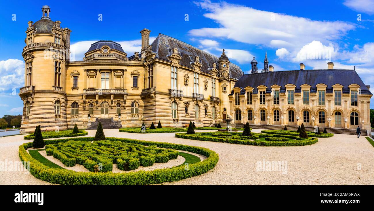 Impressionnant château de Chantilly, vue avec de beaux jardins, France. Banque D'Images