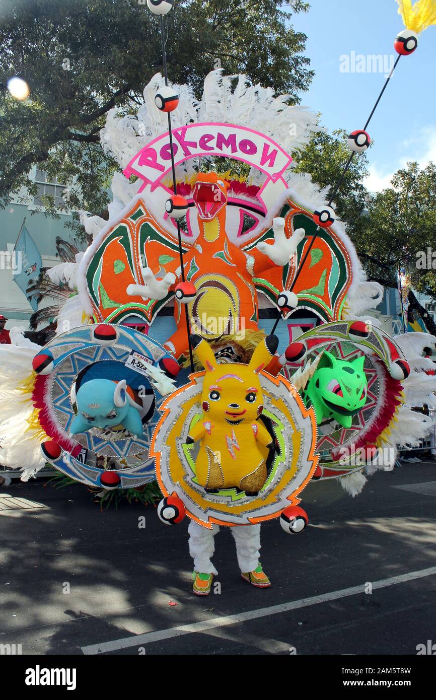 Homme portant un costume magnifique et coloré à l'Pokemon Junkanoo festival à Nassau, aux Bahamas le Boxing Day Banque D'Images