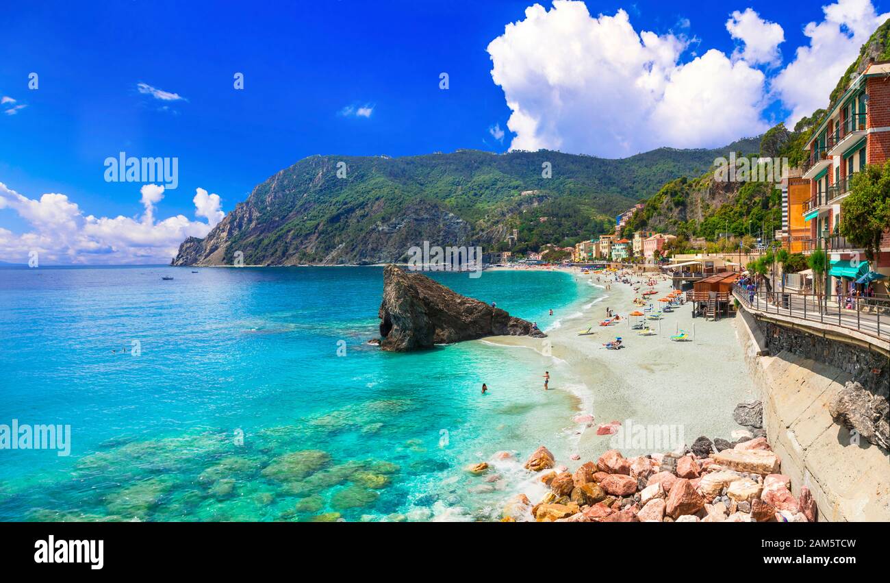 Magnifique Monterosso al Mare, vue mer turquoise et montagnes, Ligurie, Italie. Banque D'Images