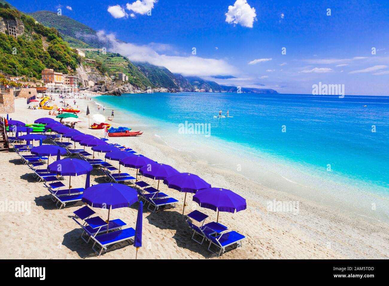 Belle plage de Monterosso al mare, Cinque Terre, Ligurie, Italie. Banque D'Images