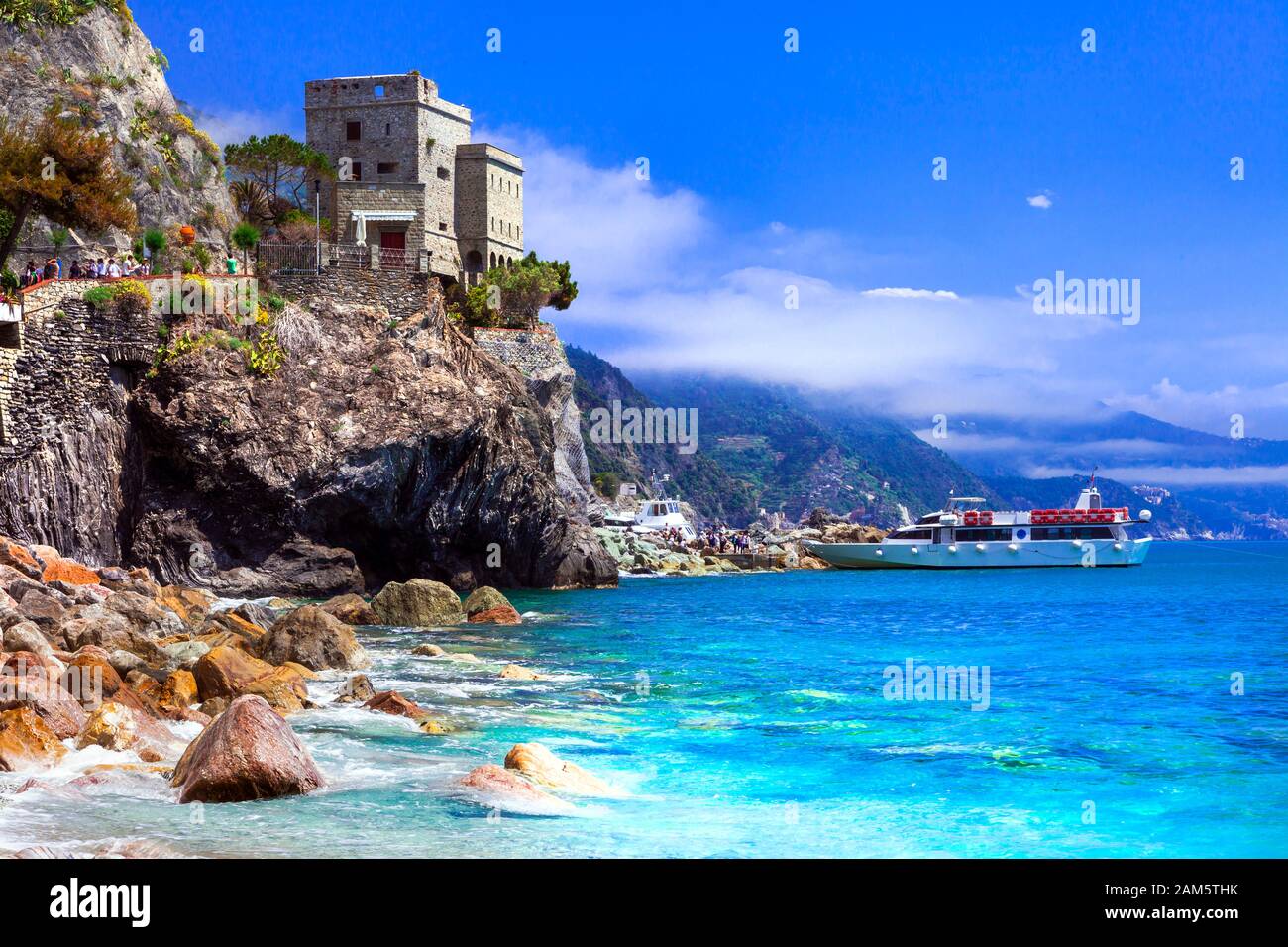 Belle Monterosso al Mare,avec vue sur mer turquoise,vieux château et les montagnes,Cinque Terre Ligurie,,Italie. Banque D'Images