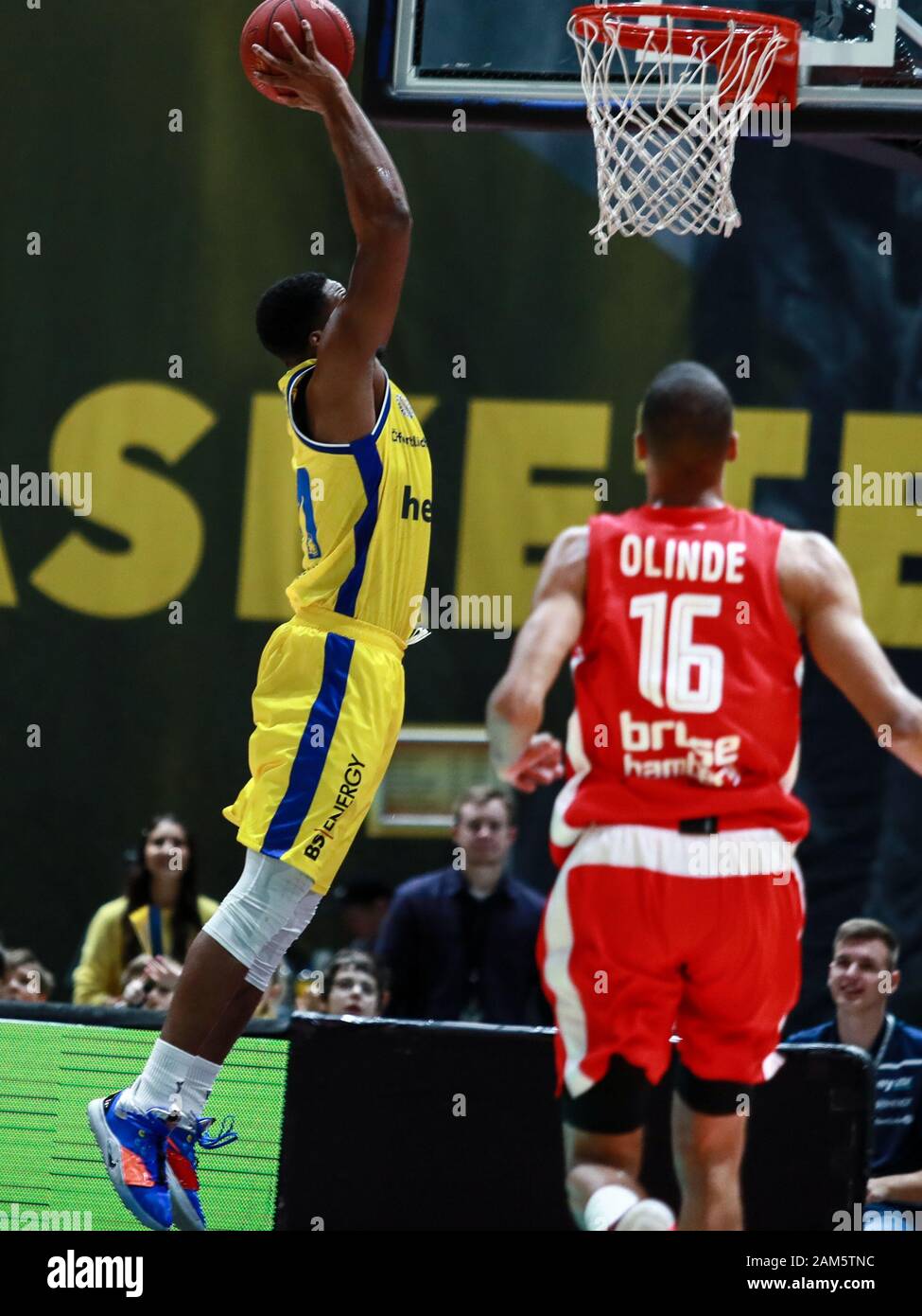 Braunschweig, Allemagne, 14 décembre 2019: Le joueur de basket-ball Joseph Lawson sauter et marquer un point pendant le match de basket-ball BBL Pokal Banque D'Images