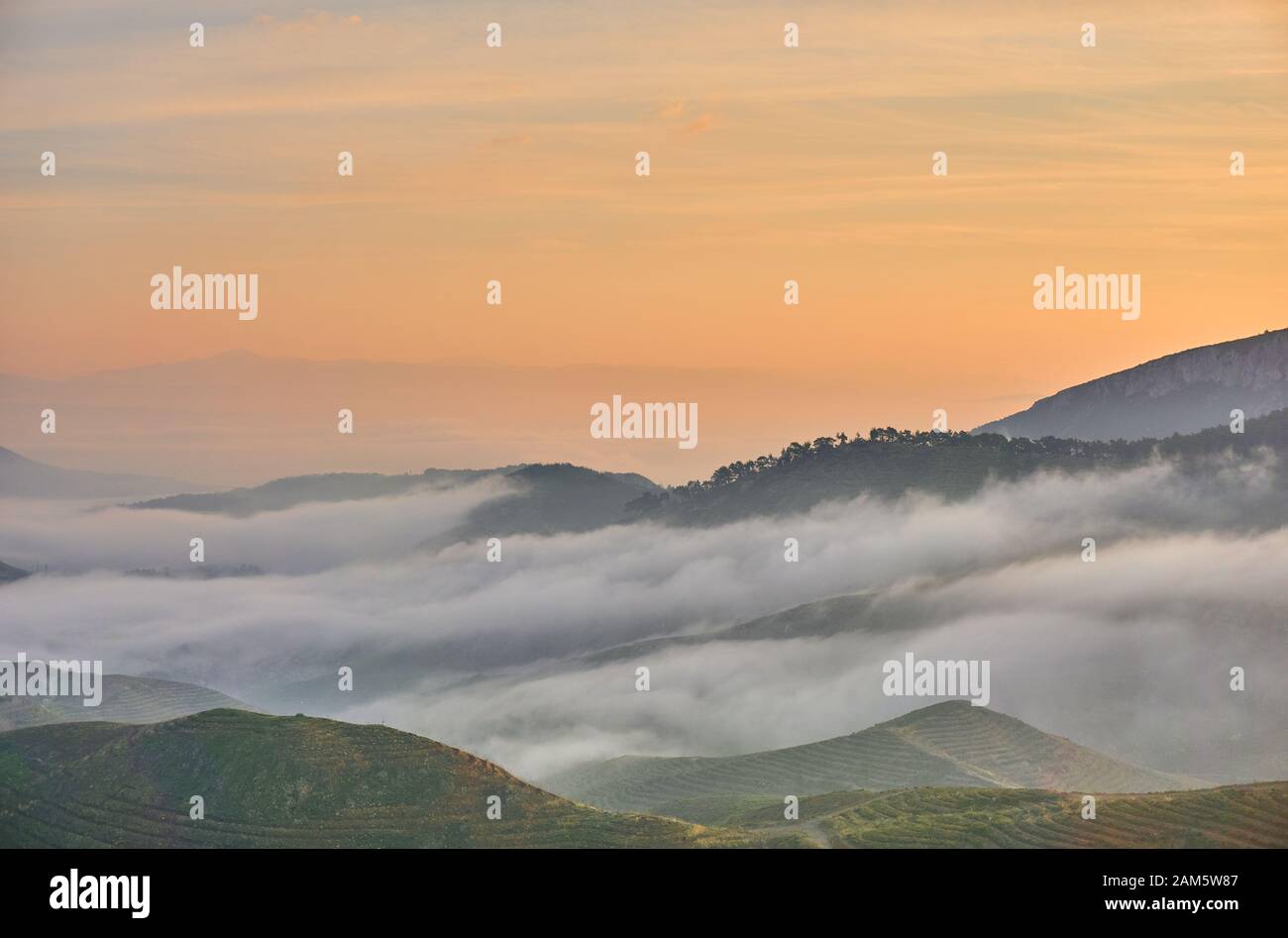 Beau Lever de soleil sur les nuages et les montagnes Banque D'Images