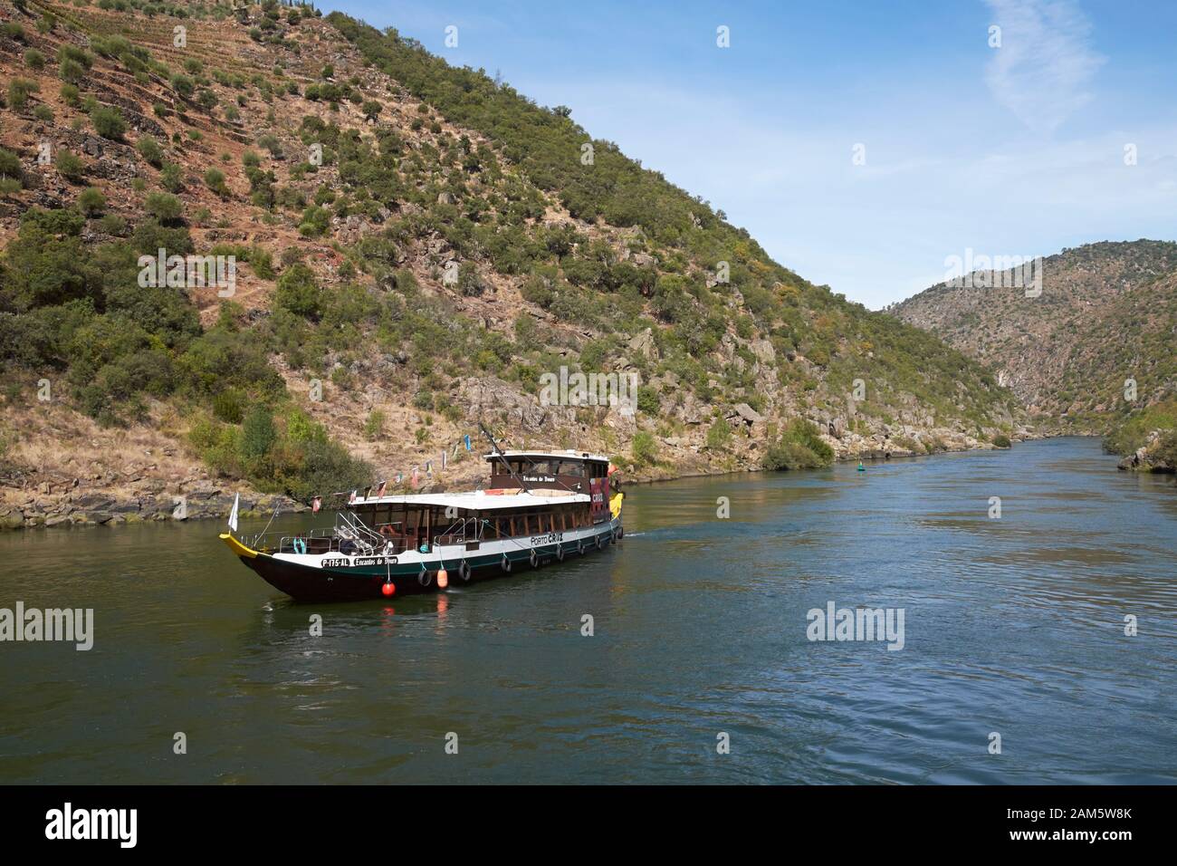 Le bateau à visiter 'Encantos do Douro' sur le fleuve Douro, Portugal. Banque D'Images