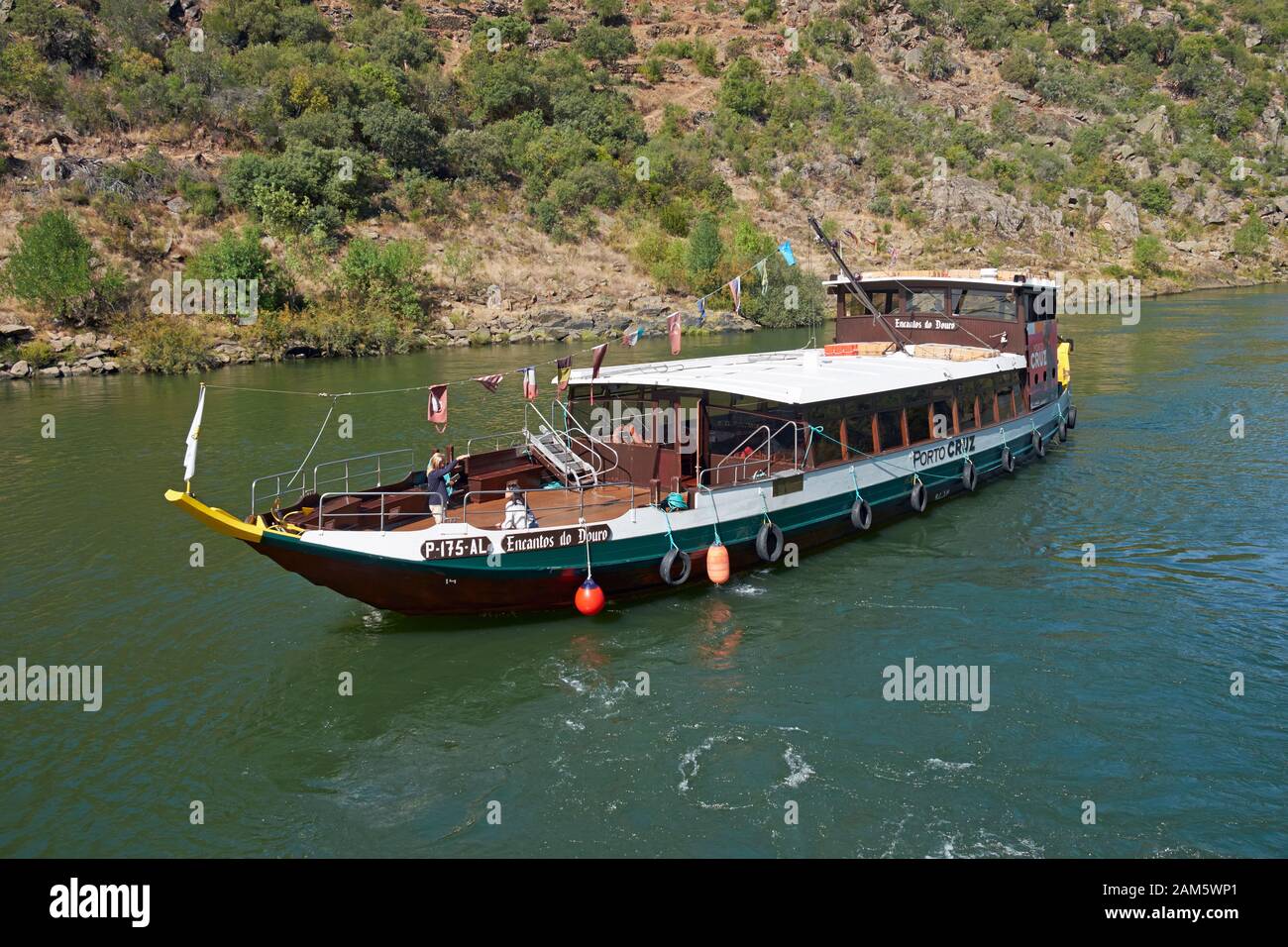 Le bateau à visiter 'Encantos do Douro' sur le fleuve Douro, Portugal. Banque D'Images