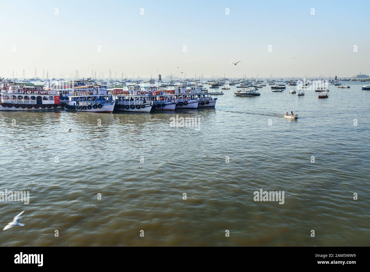 Bateaux de pêcheurs dans l'eau de la mer d'Arabie. Mumbai. Inde Banque D'Images