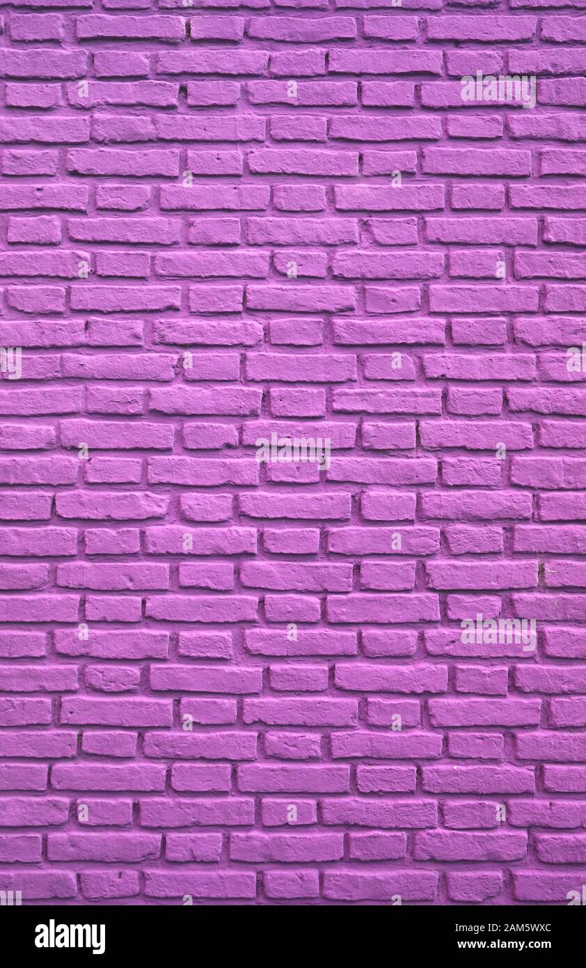 Image Verticale Du Mur Violet En Briques De Vieillissement De Couleur Rose Banque D'Images