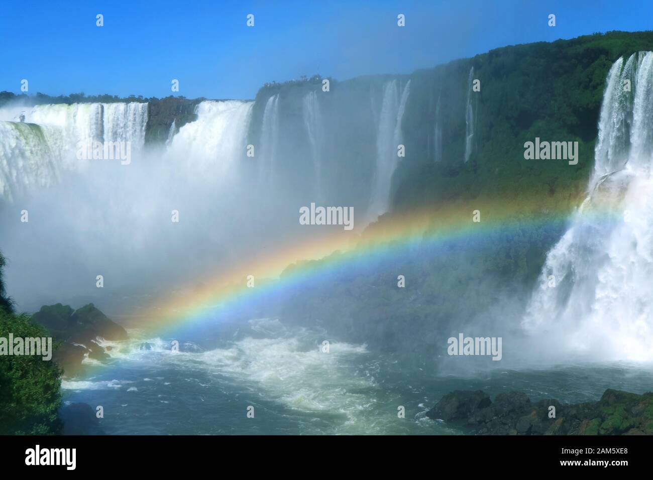 Vue imprenable sur le côté brésilien Iguazu tombe avec un magnifique arc-en-ciel, Foz do Iguacu, Brésil, Amérique du Sud Banque D'Images