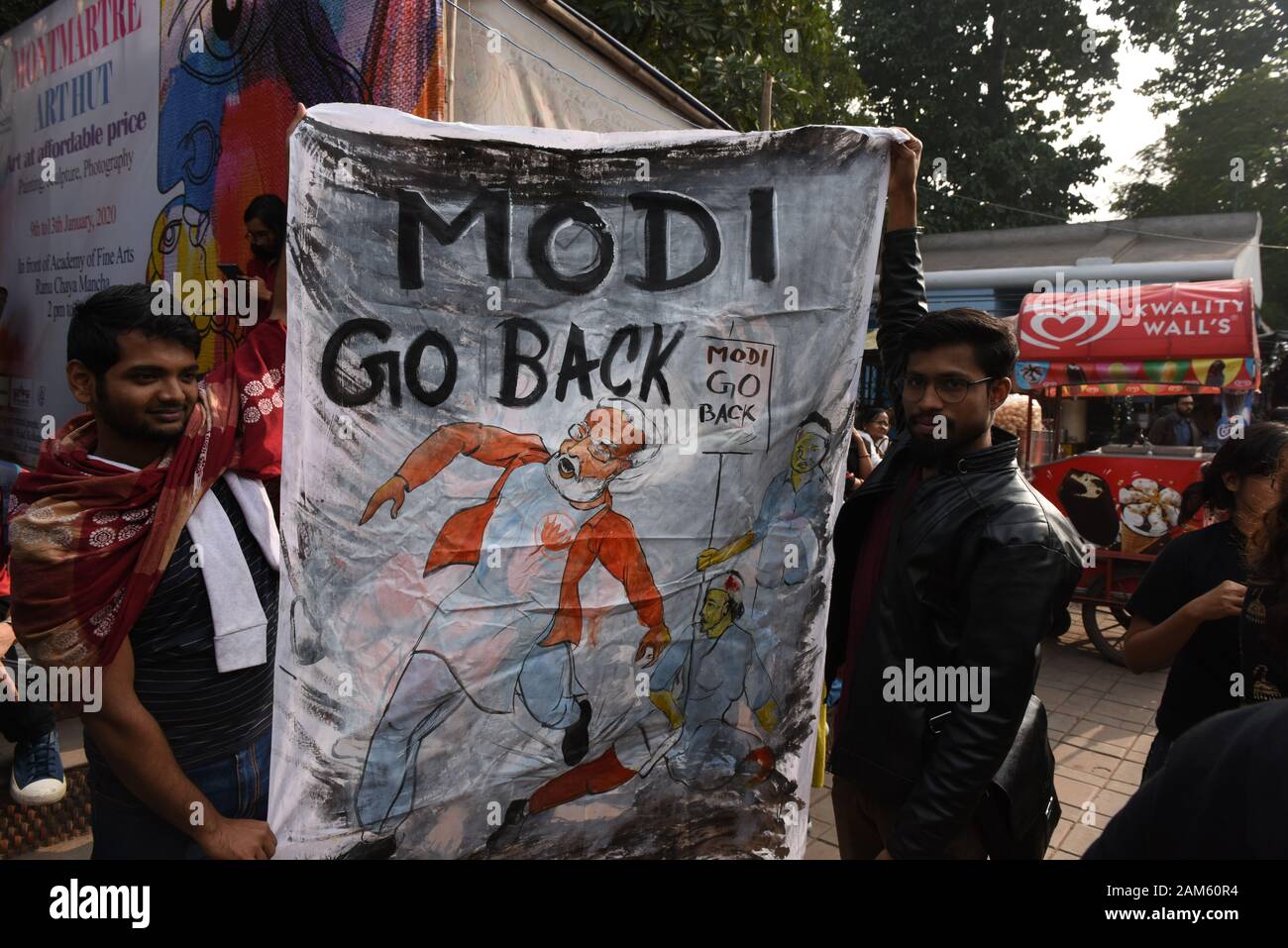 Kolkata, Inde. 11Th Jan, 2020. Une protestation massive a éclaté dans la ville de joie, Kolkata au cours de la visite par le Premier Ministre indien Narendra Modi, le 11 janvier 2020. "Rendez-vous", slogan Modi Banque fait écho dans toute la ville aujourd'hui. Des milliers de manifestants ont participé à la manifestation de l'aéroport de Kolkata à différents endroits de la ville. La principale force de la réserve était d'étudiants des collèges et universités. (Photo par Sukhomoy Sen/Pacific Press) Credit : Pacific Press Agency/Alamy Live News Banque D'Images