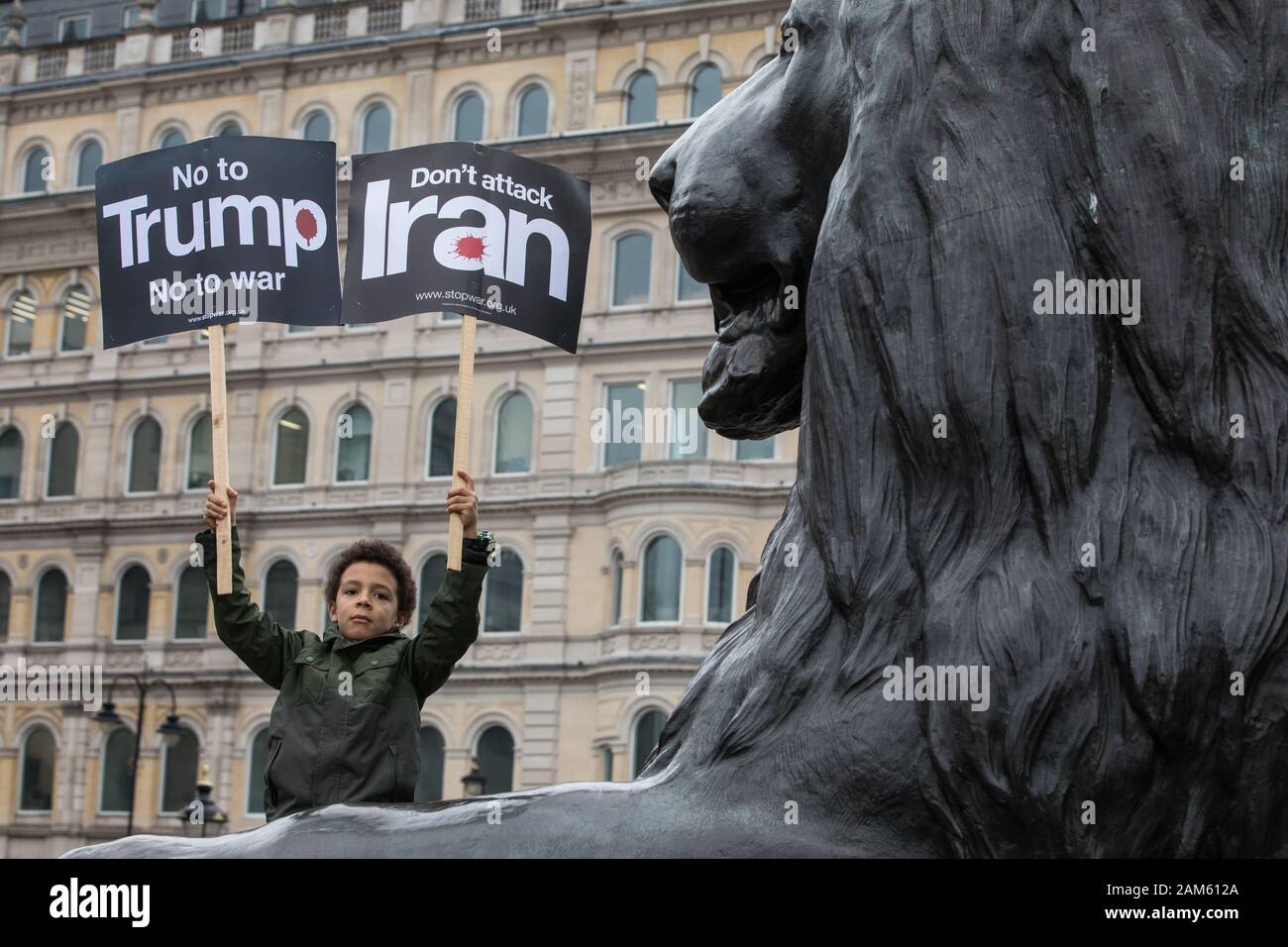 Londres, Royaume-Uni. 11 janvier, 2020. Les militants anti-guerre assister à la Pas de guerre sur l'Iran manifestation organisée par la Coalition contre la guerre et la campagne pour le désarmement nucléaire à l'appel d'deescalation au Moyen-Orient à la suite de l'assassinat par les États-Unis d'iranien Qassem Soleimani et les attaques de missiles iraniens sur les bases US en Irak. Credit : Mark Kerrison/Alamy Live News Banque D'Images