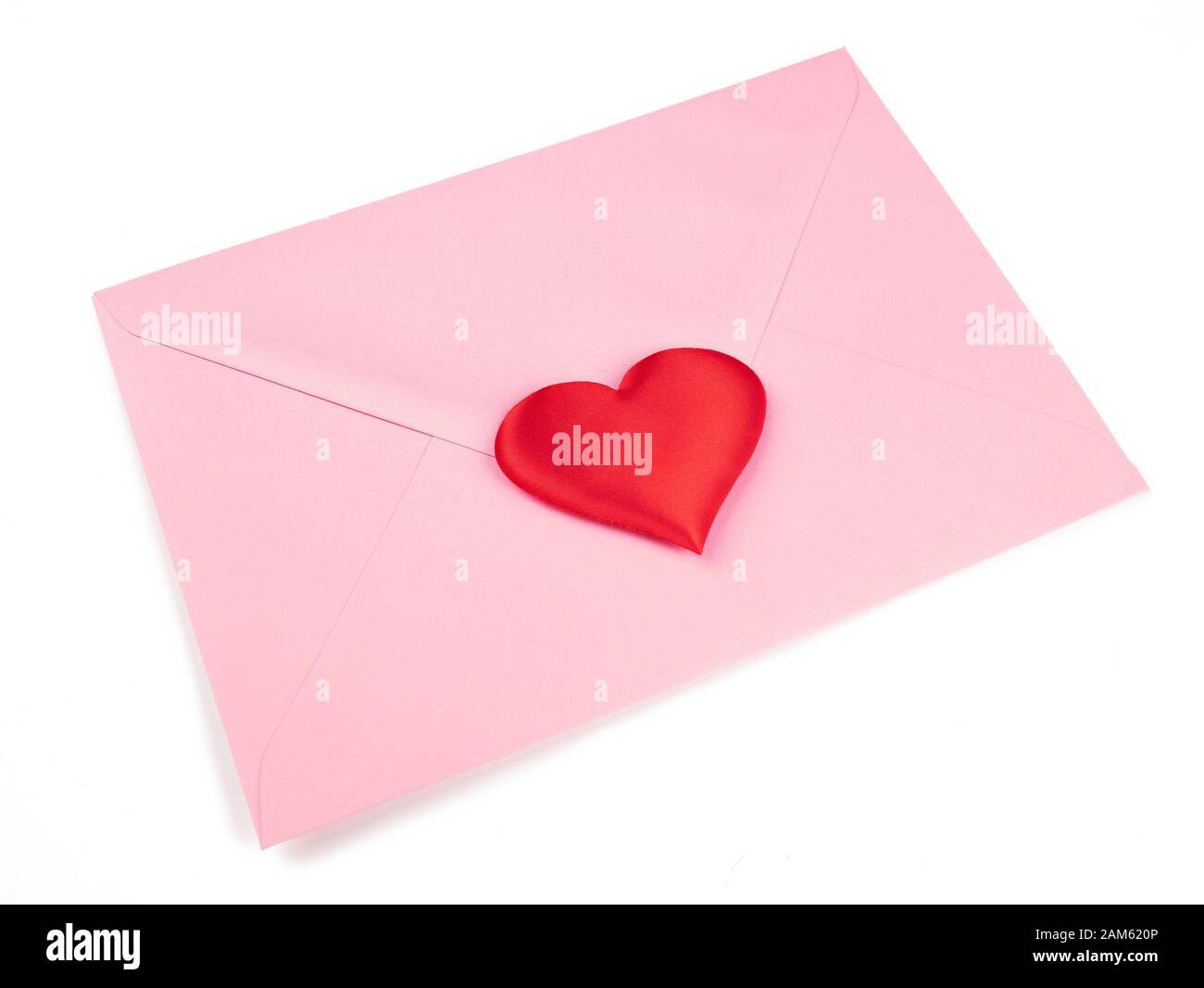 Vue de dessus de l'enveloppe rose avec coeur de Valentin sur fond blanc Banque D'Images