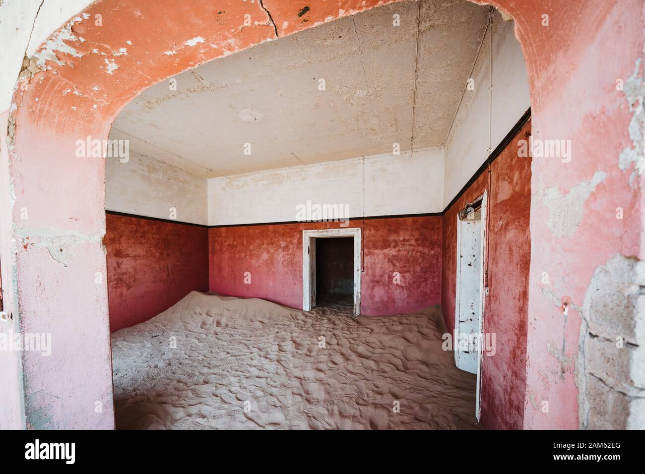 chambre de concept rose pastel dans les vieux bâtiments abandonnés dans le désert entrée par le sable Banque D'Images