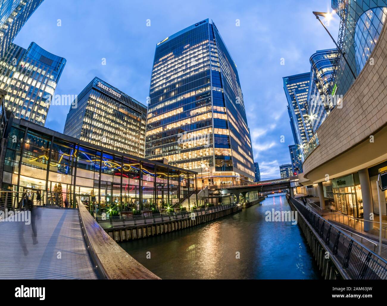 Londres, Angleterre, Royaume-Uni - 11 décembre 2019 : grands bâtiments d'affaires dans la région de Canary Wharf, place Churchill dans Un Canada Square à l'heure bleue Banque D'Images