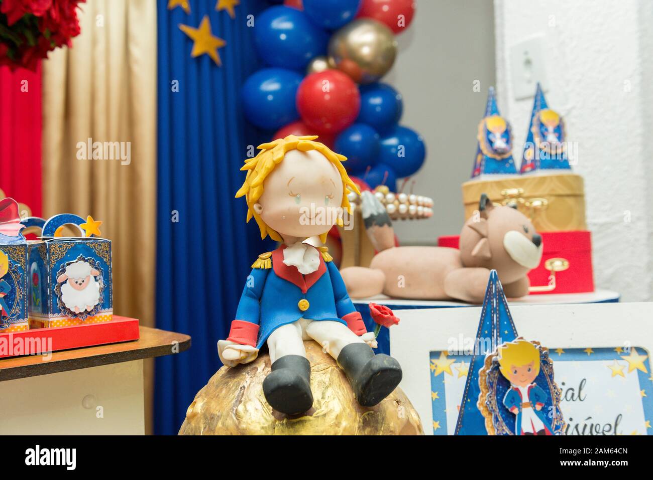 Fond de Fête d'Anniversaire de Prince pour le Bleu Royal et l'Or du Garçon,  le Roi, la Couronne, la Décoration de la Photo de Fond, le Petit Prince  Royal, le Photoshoot de