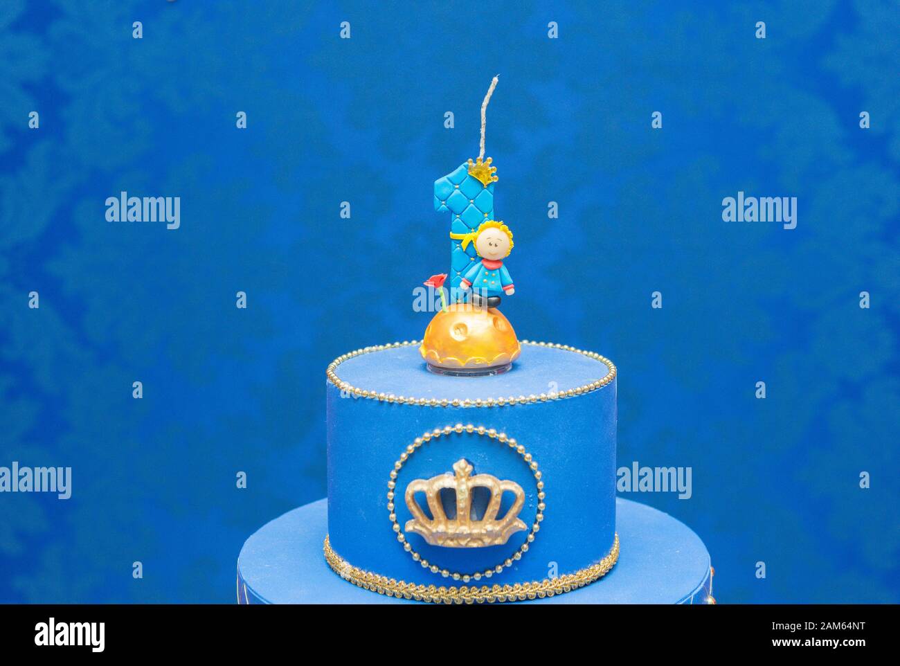 Bougie Numero Un Sur Fond Bleu Theme De Little Prince Faux Gateau D Anniversaire Avec Bougie Personnalisee Pour Le Premier Anniversaire Pour Garcon Photo Stock Alamy