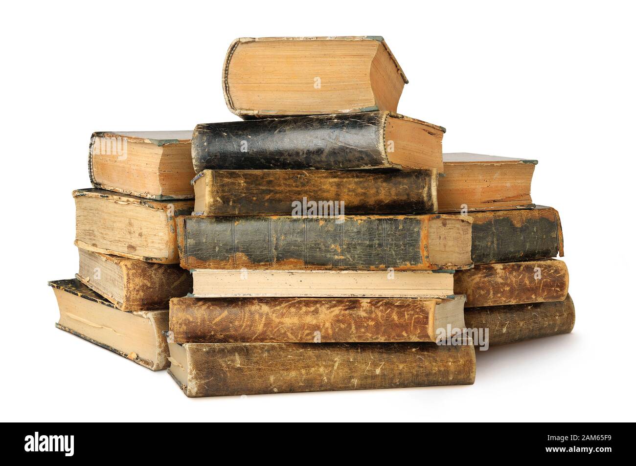 Vieux livres isolés. Trois piles de livres de cru isolé sur fond blanc avec clipping path Banque D'Images