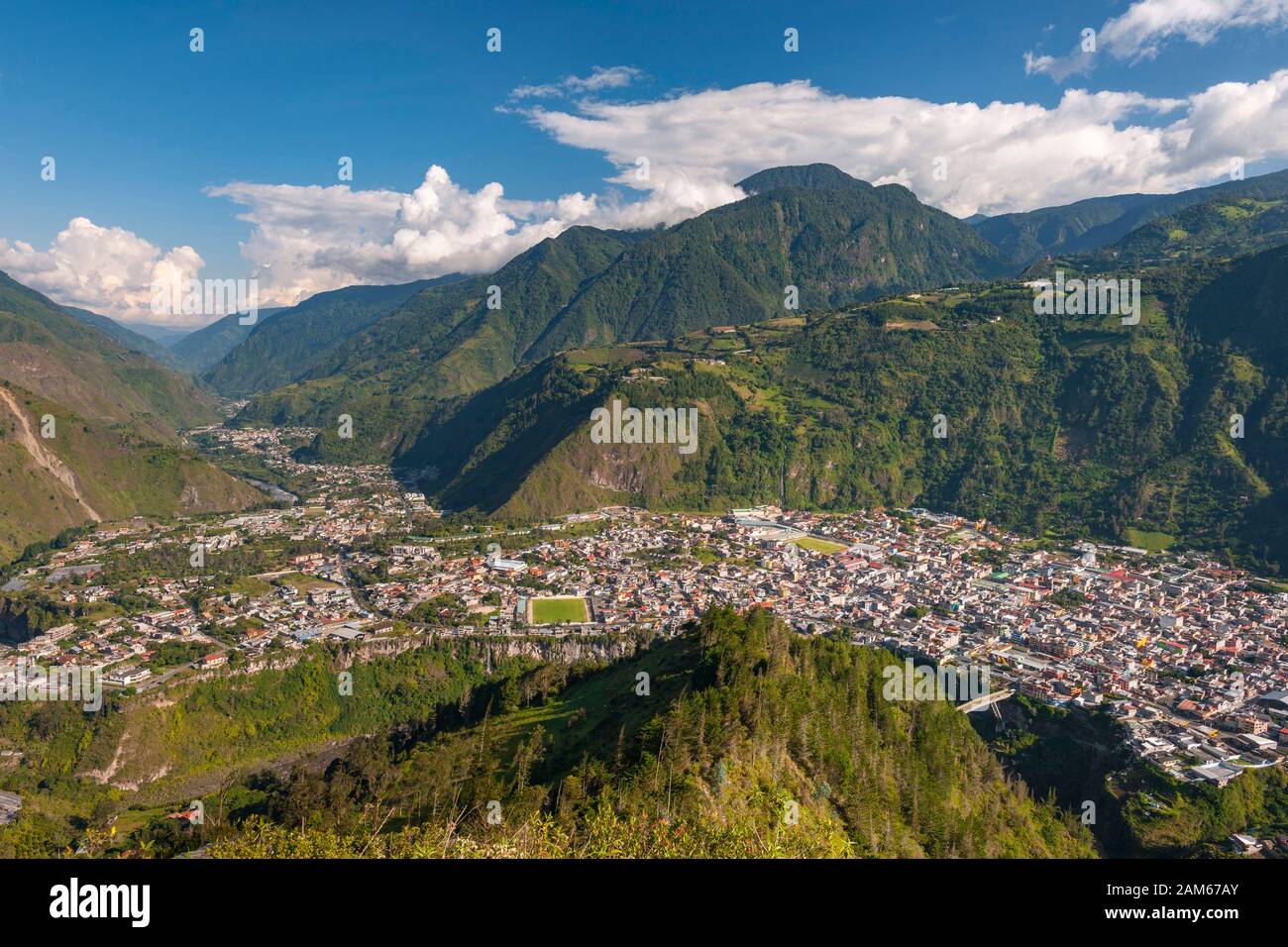 Vue sur la ville de Baños de Agua Santa en Equateur. Banque D'Images