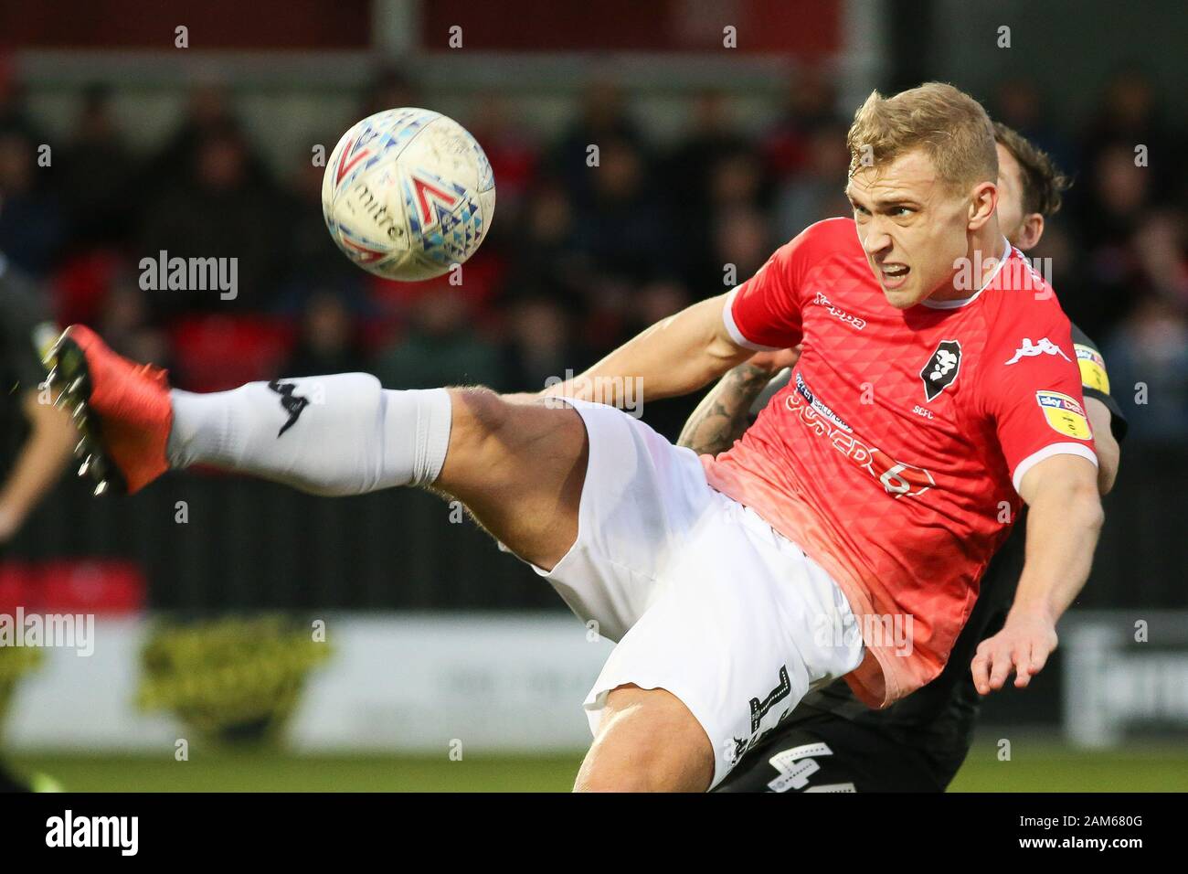 Salford, Royaume-Uni. 11Th Jan, 2020. SALFORD, ANGLETERRE - 11 janvier Sam Hughes de Salford City FC Contrôle le ballon pendant le match de Ligue 2 pari du ciel entre Salford City et Northampton Town à Moor Lane, Salford le samedi 11 janvier 2020. (Crédit : Tim Markland | MI News) Credit : MI News & Sport /Alamy Live News Banque D'Images