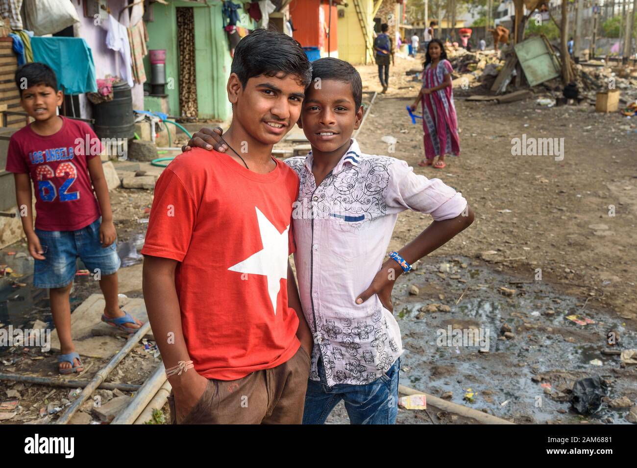 Les jeunes garçons indiens de Dharavi Slum à Mumbai. Inde Banque D'Images