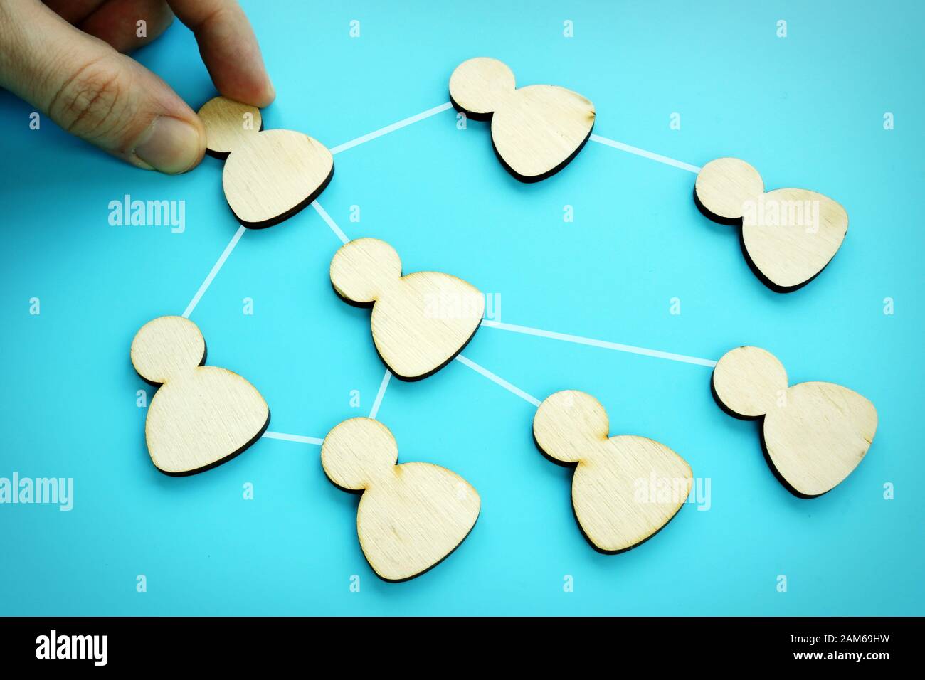 Concept de délégation. Main courante figure connecté avec d'autres comme symbole de déléguer. Banque D'Images