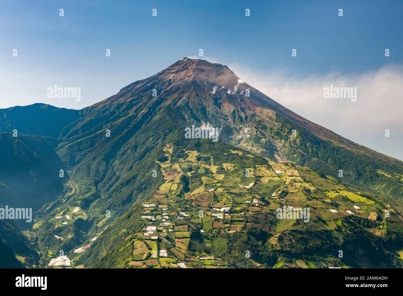 Volcan Tungurahua (5023 m) près de la ville de Baños en Équateur. Banque D'Images