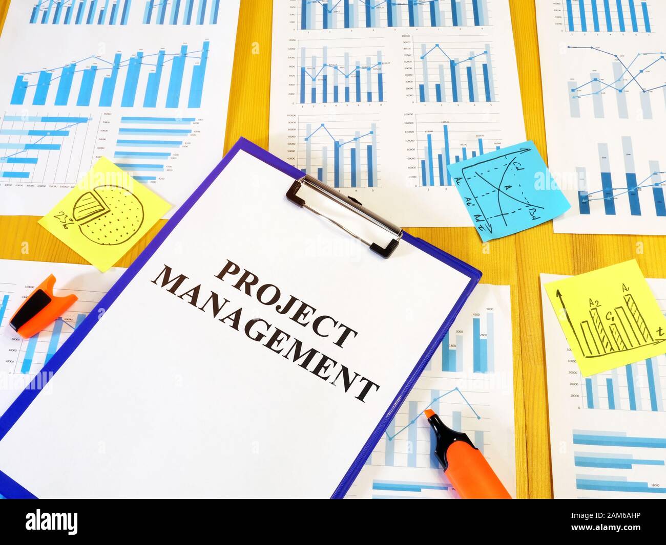 Plan de gestion du projet et rapport d'entreprise sur le bureau. Banque D'Images