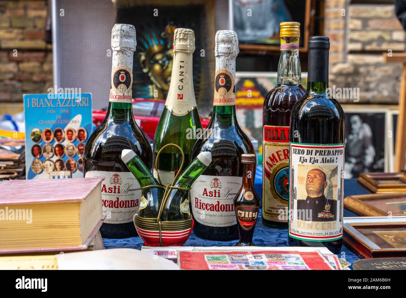 Marché aux puces avec de vieilles bouteilles de vin, réserve de Mussolini Banque D'Images