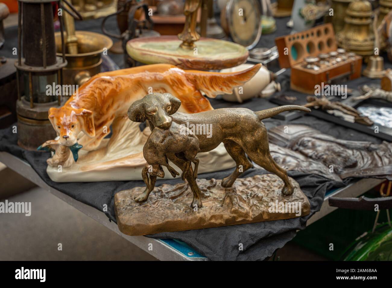 deux statues de chiens de chasse sur le stand du marché aux puces Banque D'Images