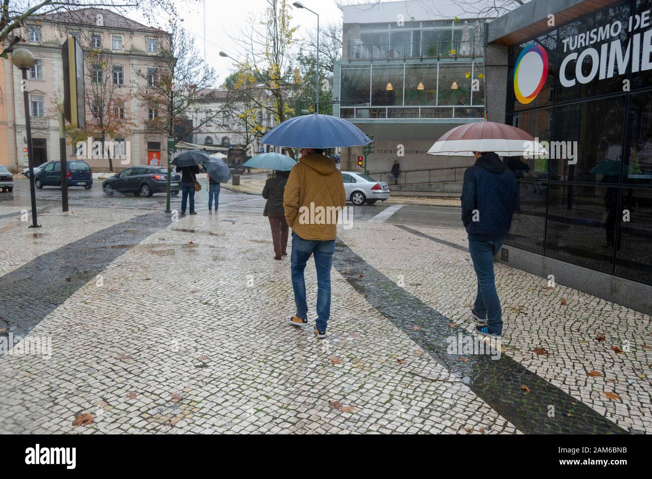 COIMBRA, PORTUGAL - 04 janvier 2016 - les gens essaient de rester au sec pendant les fortes pluies dans le Praca da Republica dans le centre de Coimbra Portugal Banque D'Images