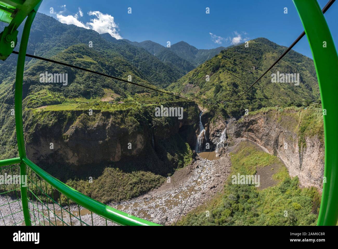 Vue depuis un téléphérique d'une double chute d'eau sur la rivière Pastaza près de Baños en Équateur. Banque D'Images