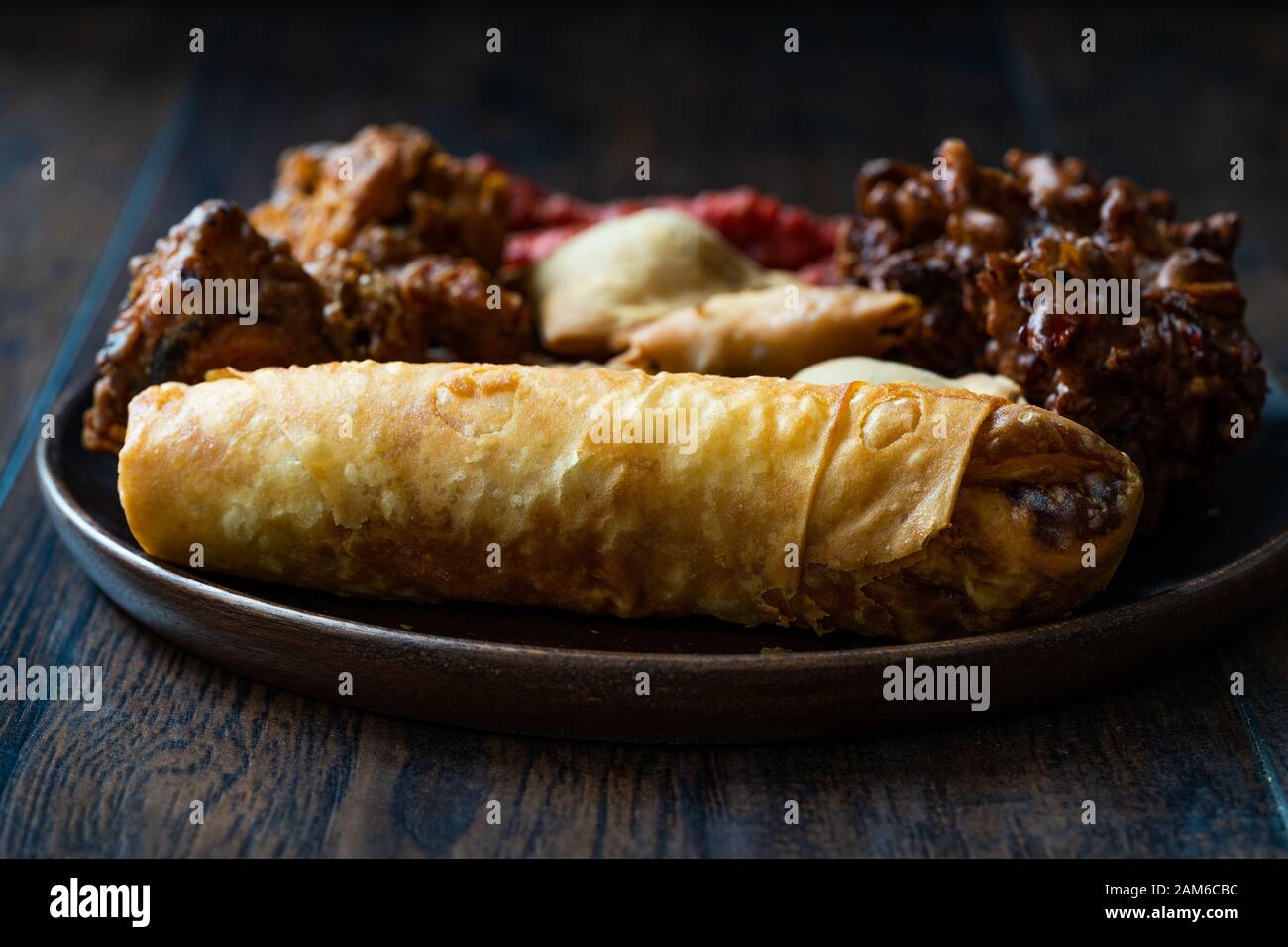 Des rouleaux de printemps avec des samossas / Samsa avec poulet Pakora et Aloo Tikki. La nourriture traditionnelle. Banque D'Images