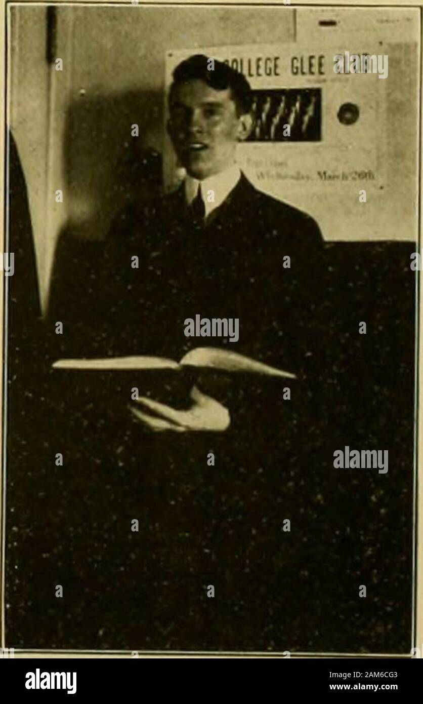 L'enregistrement de la classe de 1914 .. Regard sur lui comme il est révélé dans le accompanyingportrait. - Homme de stern stuff, dites-vous ? .Ye, vrai, mais a-t-il ses passions même andardors comme le moins d'entre nous. Les dames, Dieu bénisse em, de Oskaloosa, Iowa, domaines boire pour lui, alors même que les divers instruments constituée d'aluminium,jamais de qui il pense, parle, et rêves. Consulter d'autres données ior Whos WLM. 8B HAROLD MACY LANE Plaque étain Alias Pete. en mémoire nf que dav classique lorsqu'il a entouré le fourcorners dininsf de la chambre à la recherche d'cnstards quoi prennent de l'embonpoint. Il a toute l'année lightl forums Banque D'Images