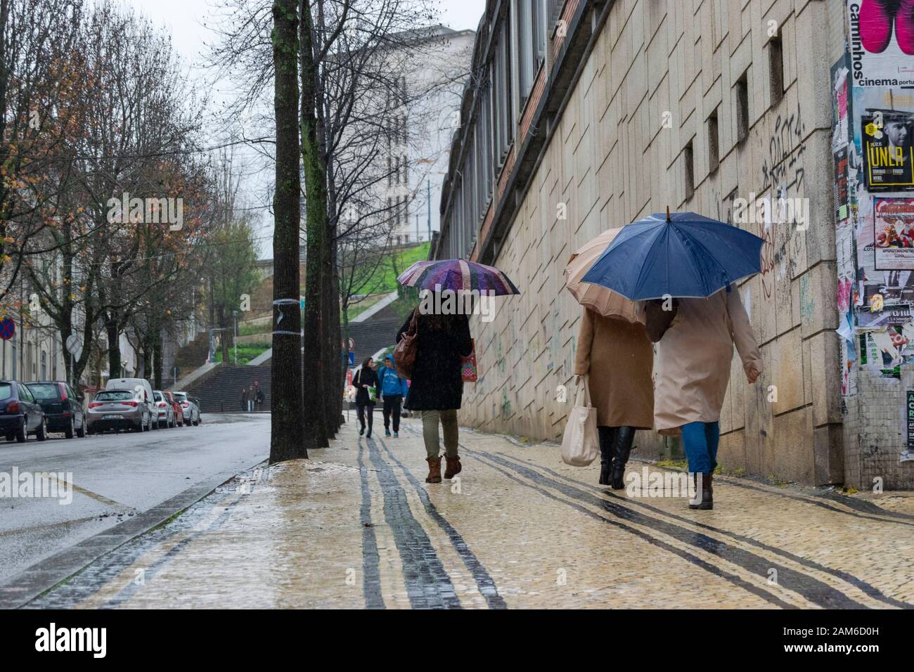 COIMBRA, PORTUGAL - 04 janvier 2016 - les gens essaient de rester au sec pendant les fortes pluies dans le Praca da Republica dans le centre de Coimbra Portugal Banque D'Images