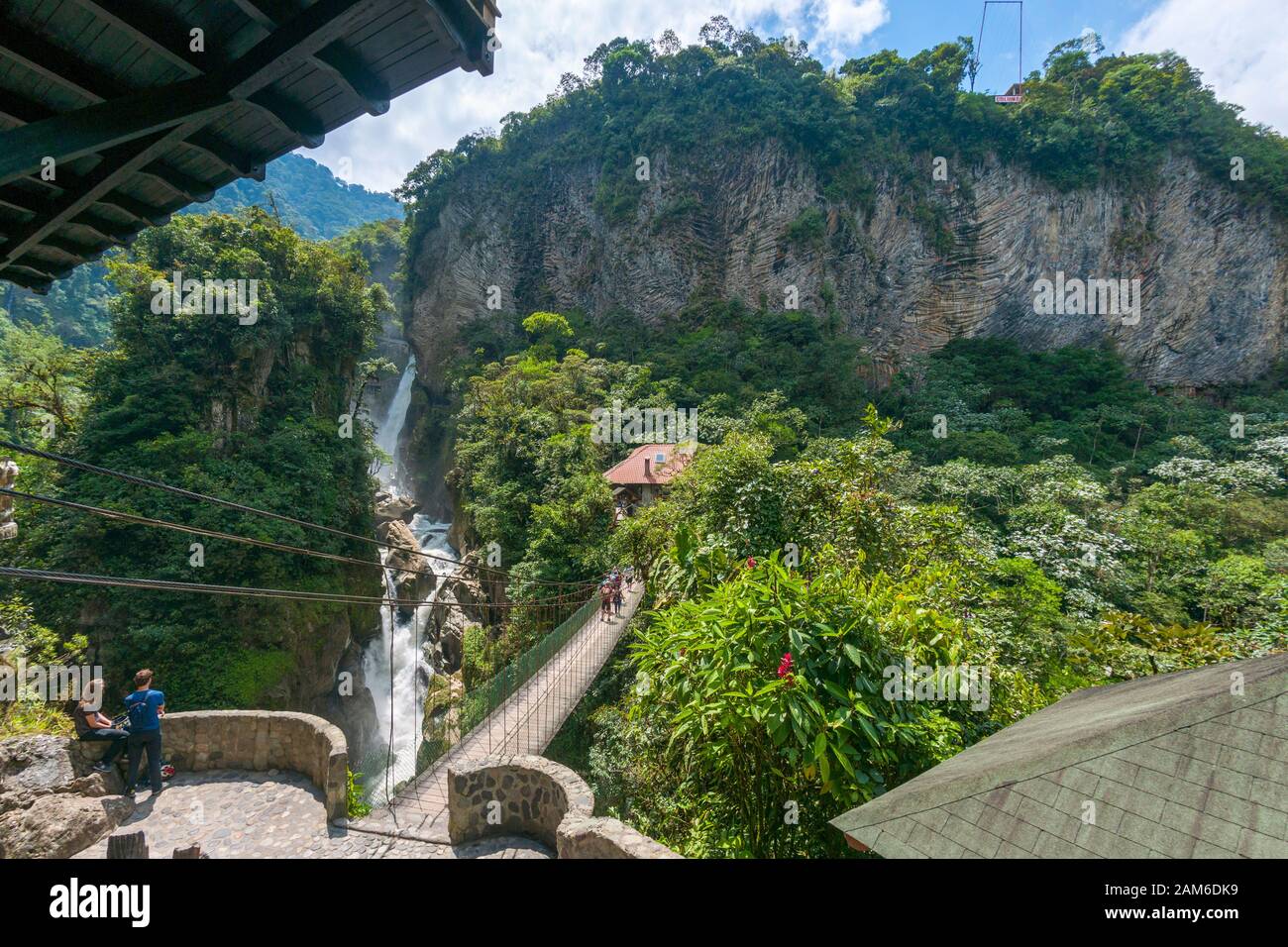 La chute d'eau El Pailón del Diablo et le pont avec les touristes sur la rivière Pastaza près de Baños en Équateur. Banque D'Images